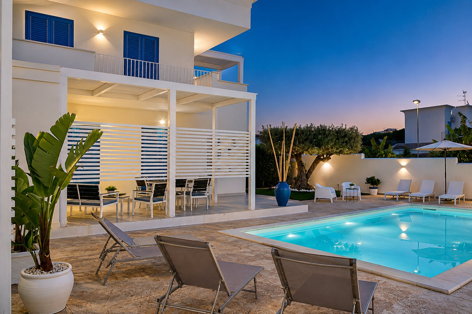 Piscina White Wall al tramonto
