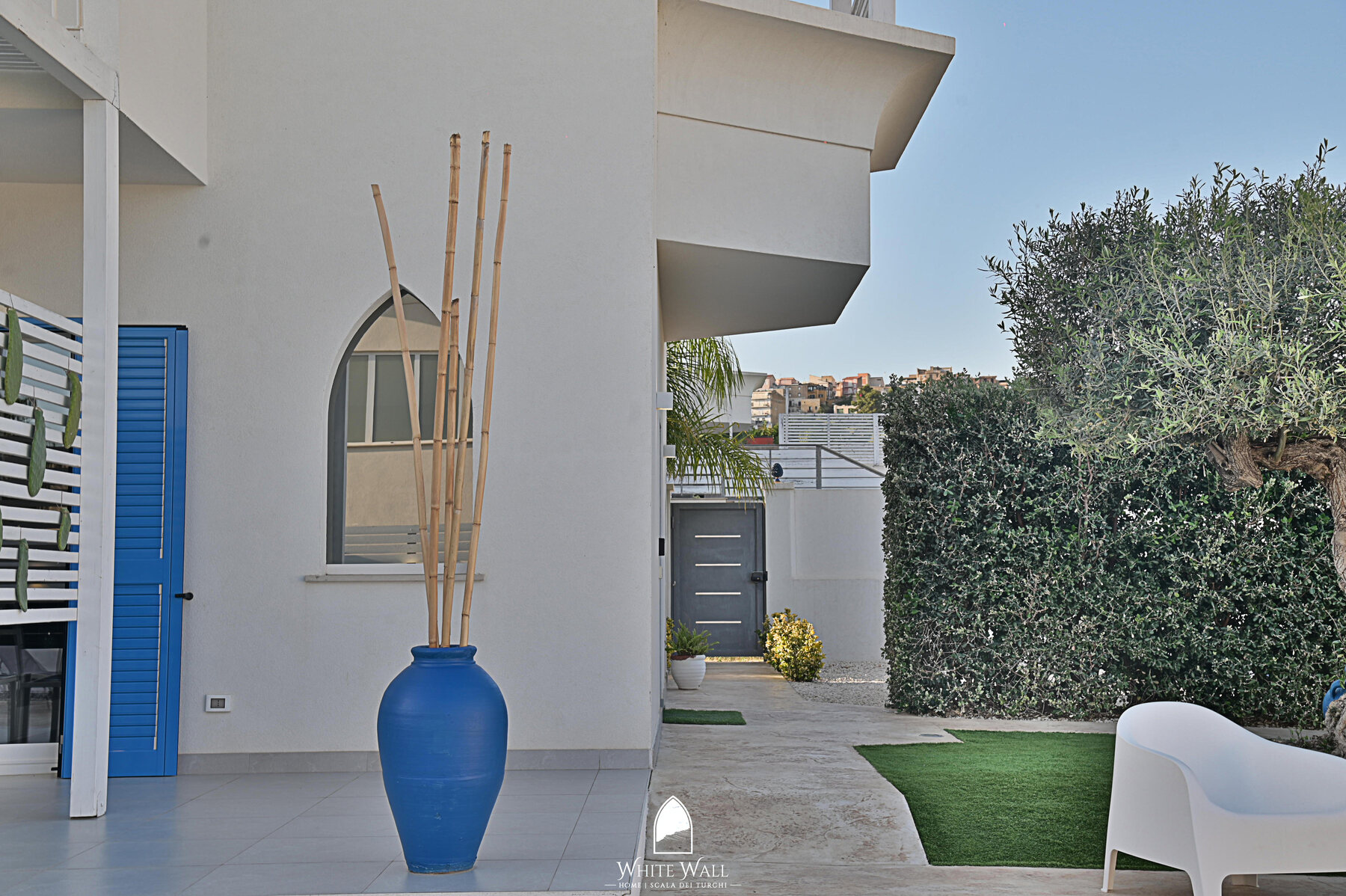 Arco bianco e porta blu White Wall
