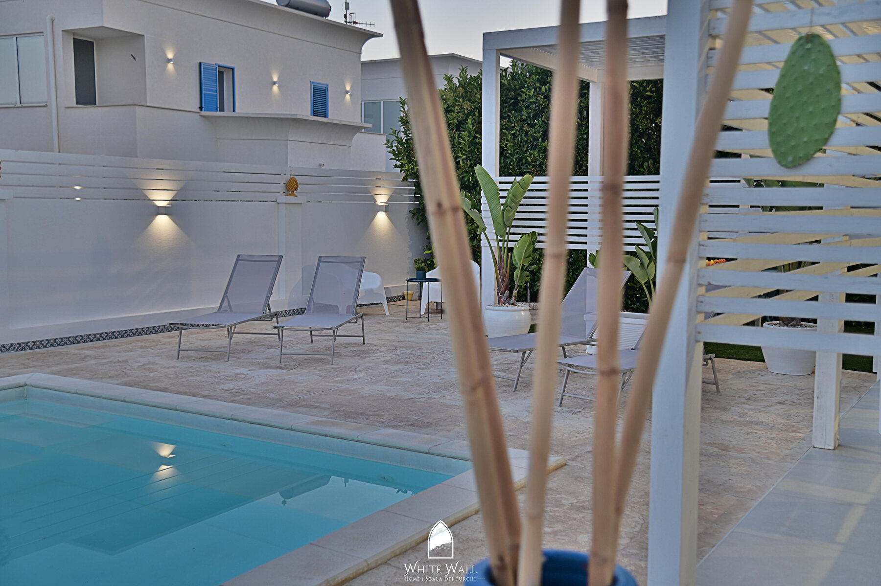 Piscina serale con pergola