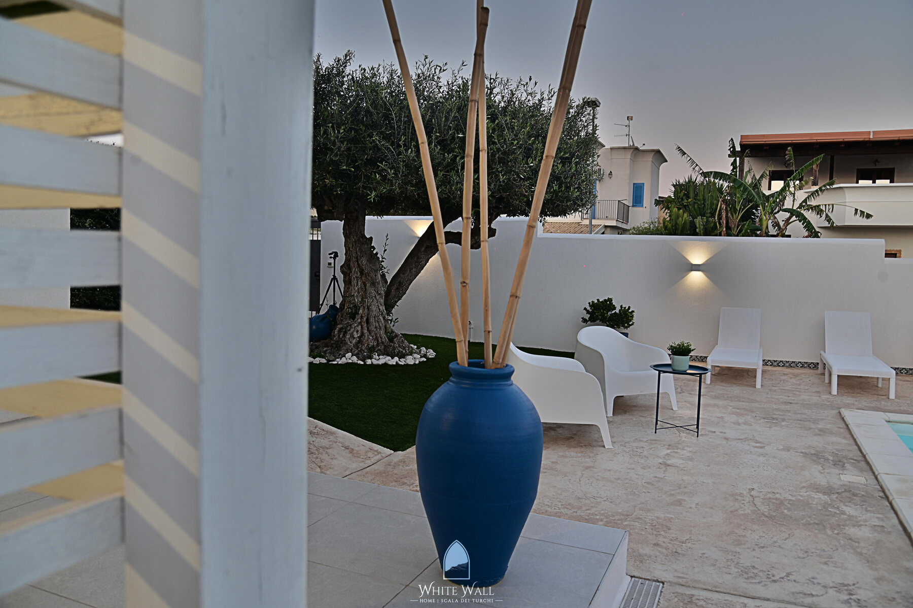 Vaso blu e sedute esterne White Wall