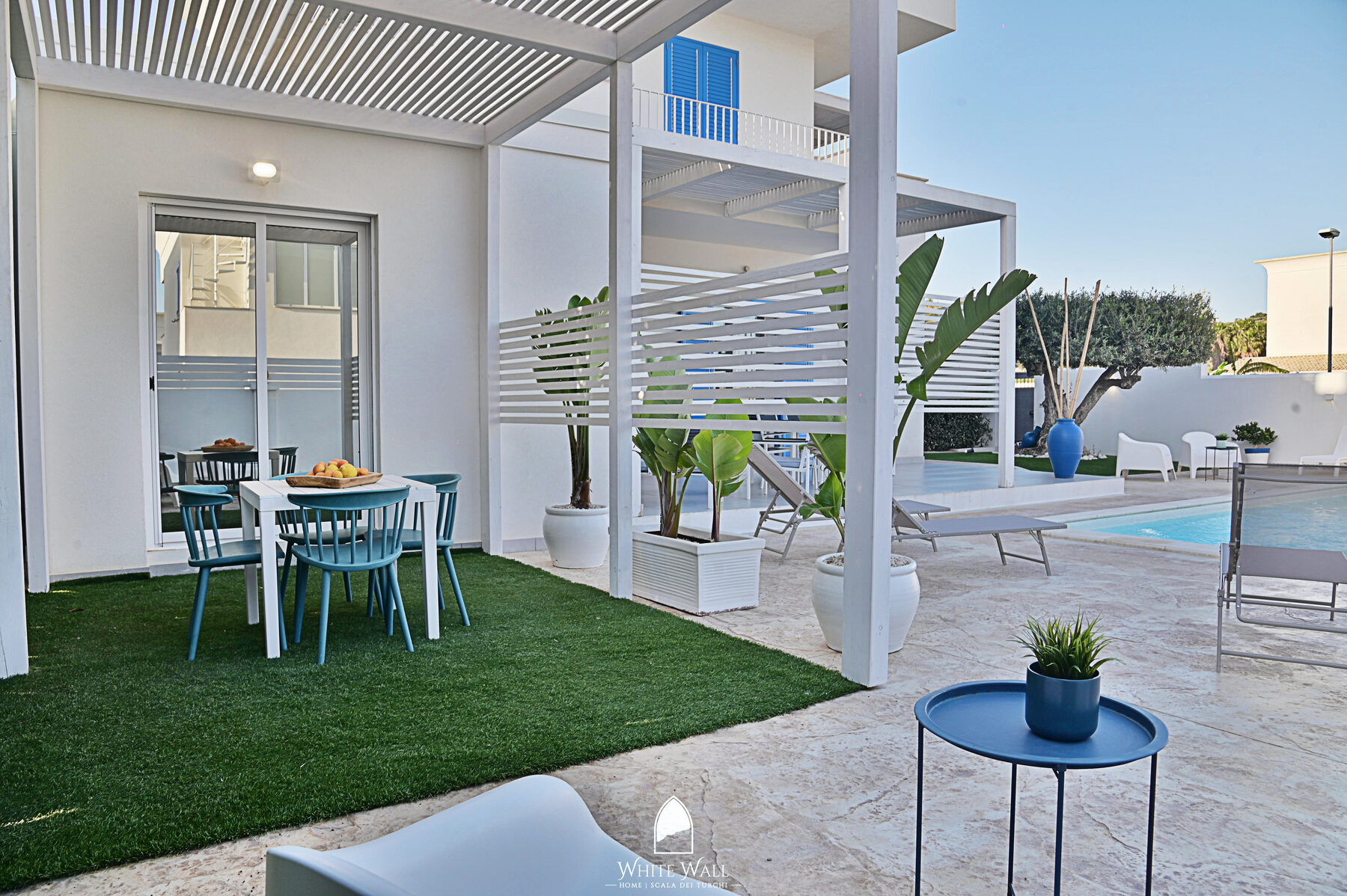 Patio White Wall con piscina e tavolo esterno