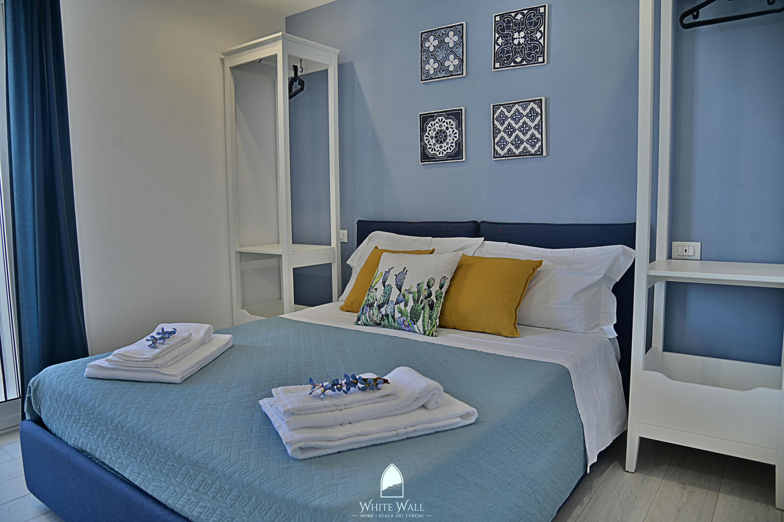 Camera Salacia, letto matrimoniale azzurro